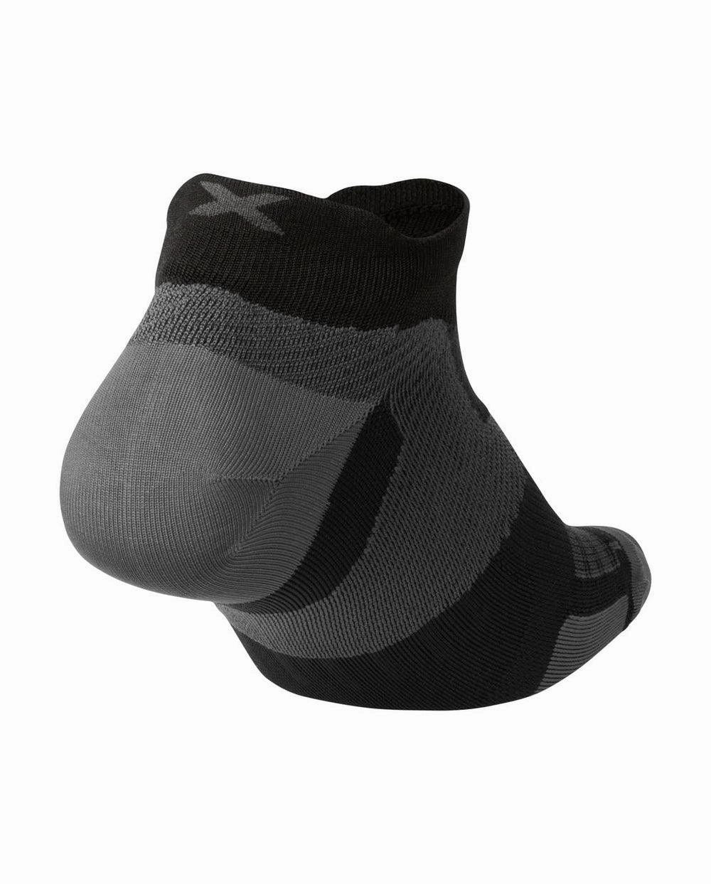 2XU Vectr Ultralight No Show Unisex Running Socks (Black/Titanium)